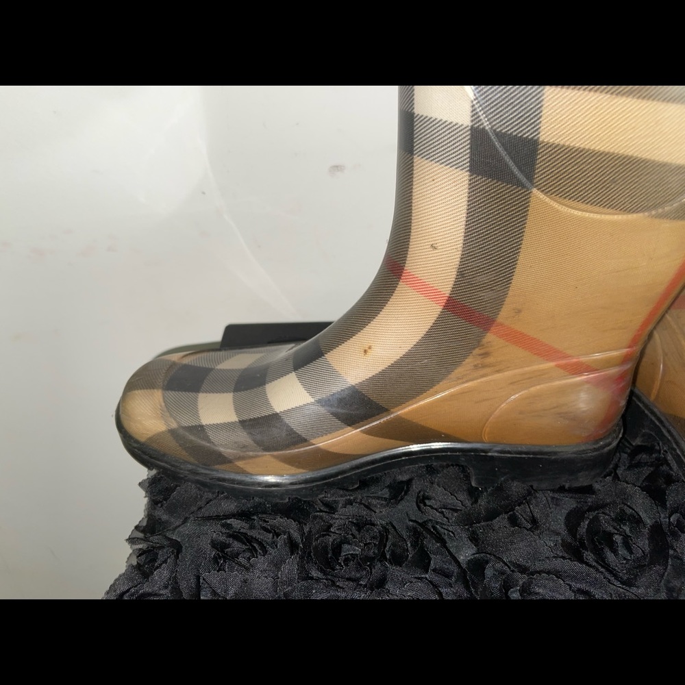 Authentic Burberry rain boots - Picture 5 of 8